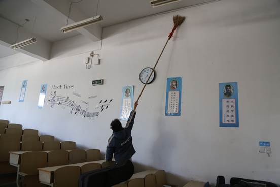 说明: C:\Users\Administrator\Desktop\4hu
党日活动-王嫚嫚\4hu
党日活动-王嫚嫚\党日活动劳动实践环节-打扫蜘蛛网.JPG